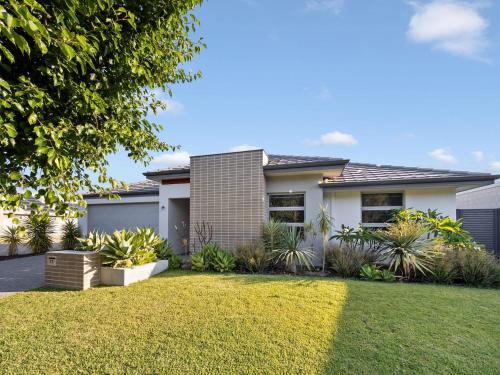 Taman di luar Mariners Cove Luxury Canal Home