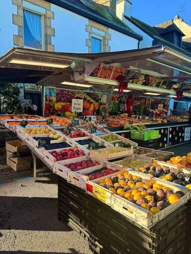 un marché avec de nombreux types différents de fruits et légumes dans l'établissement MARNELLY Maison Ploemeur 4 adultes et 1 enfants avec jardin privatif exposé sud, à Ploemeur