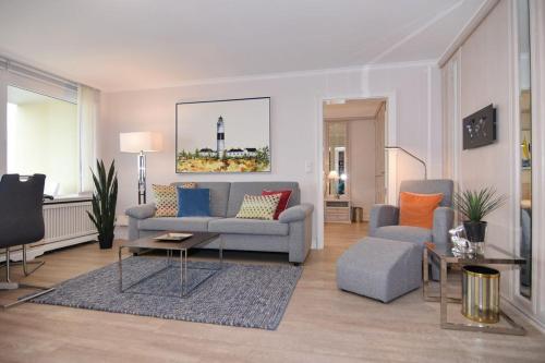 - un salon avec un canapé et une table dans l'établissement Metropol, Whg 21, Seeseite, à Westerland