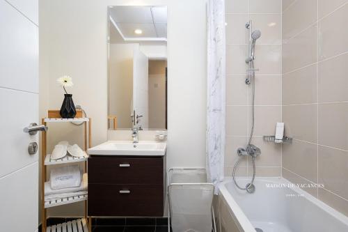 een badkamer met een wastafel, een bad en een toilet bij The Tranquil Spot in Damac Hills 2 in Dubai