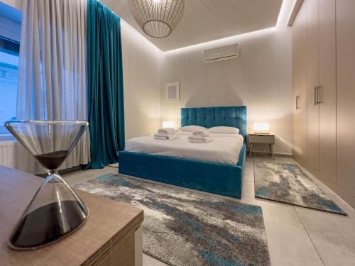 um quarto com uma cama e uma mesa com um vaso em Anagnostopoulou Elegance 97sqm in Kolonaki em Atenas