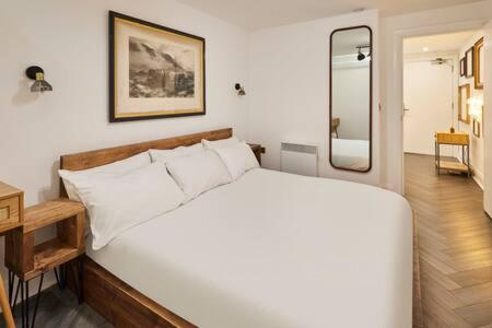 リバプールにあるHost & Stay - Queen Square Hideawayのベッドルーム(大きな白いベッド1台、鏡付)