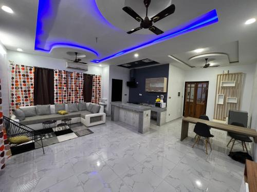 - un salon avec un canapé et un ventilateur de plafond dans l'établissement As résidence meublée, à Ouagadougou