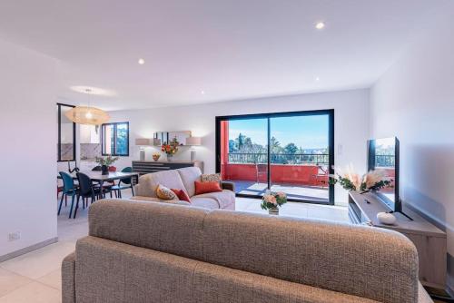 un salon avec un canapé et une salle à manger dans l'établissement Pandora 6 personnes magnifique apparemment avec piscine dans la résidence, à Ajaccio