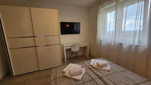 Televisyen dan/atau pusat hiburan di Apartments JANA 1