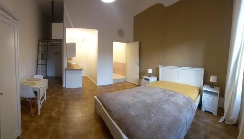 Schlafzimmer mit einem Bett, einem Schreibtisch und einem Tisch in der Unterkunft A casa di Rebecca in 