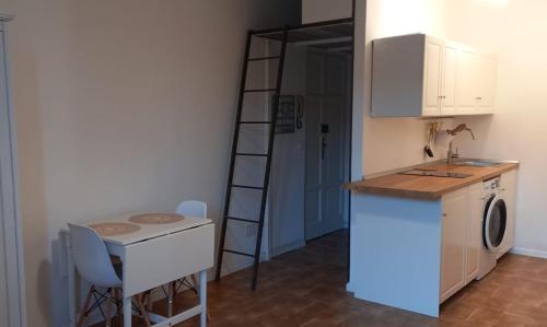 eine Küche mit einer Theke und einem Waschbecken sowie eine Waschküche in der Unterkunft A casa di Rebecca in 