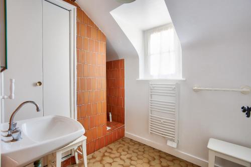 a bathroom with a sink and a shower at Parenthèse familiale entre plages et golf in Pléneuf-Val-André