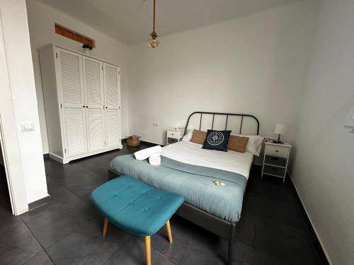 - une chambre avec un lit et un tabouret bleu dans l'établissement Apartments near Ramblas - Only for stays over 32 days, à Barcelone