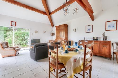 une salle à manger avec une table et un canapé dans l'établissement Les Portes en Ré, maison avec jardin pour 7, aux Portes
