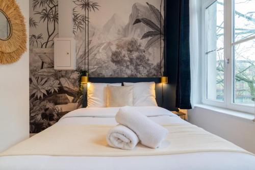 Una habitación de hotel con una cama con toallas. en Lille Center - Nice studio, en Lille