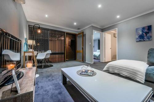 - une chambre avec un lit et un salon dans l'établissement Modern Stylish House in Craigie, à Perth