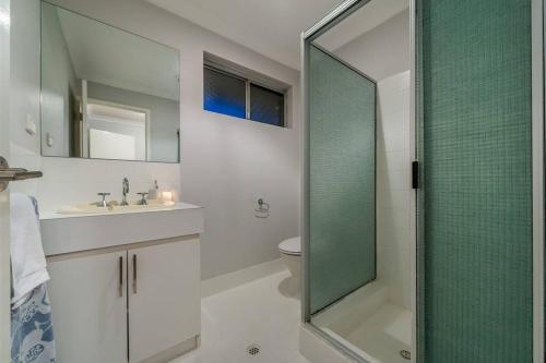 La salle de bains est pourvue d'une douche, de toilettes et d'un lavabo. dans l'établissement Modern Stylish House in Craigie, à Perth