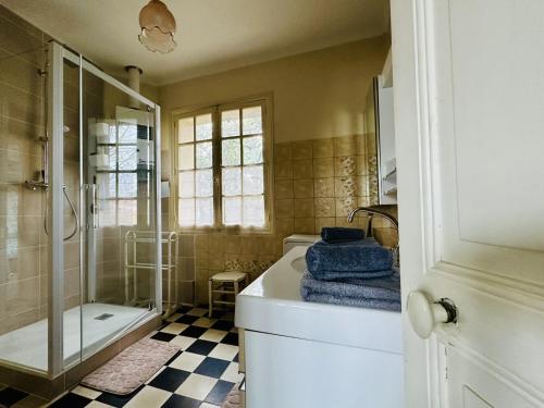 une salle de bain avec une douche, un lavabo et une baignoire dans l'établissement Maison familiale 4 chambres, Les Sables 11 personnes, à Les Sables-dʼOlonne