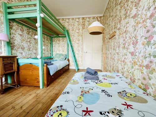 - une chambre avec un lit doté d'un couvre-lit avec des fleurs dans l'établissement Maison familiale 4 chambres, Les Sables 11 personnes, à Les Sables-dʼOlonne