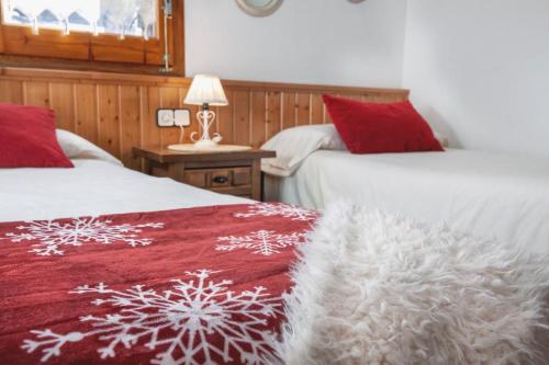 1 dormitorio con 2 camas con copos de nieve en La Ginesta, en Taüll