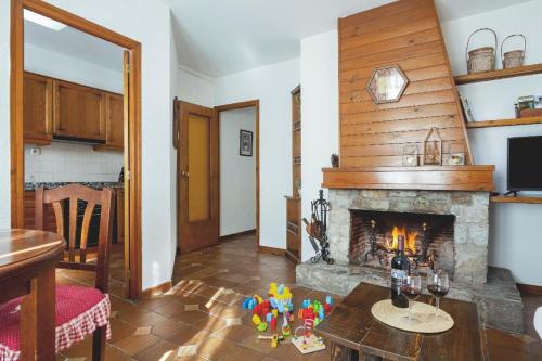 TV a/nebo společenská místnost v ubytování LA GINESTA 1, Apartaments de munyanya