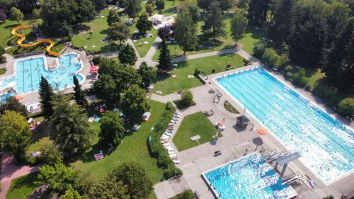 einen Blick über zwei Swimmingpools in einem Park in der Unterkunft Tinyhaushotel - Campingpark Nabburg in Nabburg