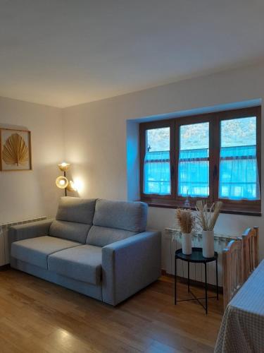 sala de estar con sofá y mesa en Apartamentos Nevados 24610, en Benasque