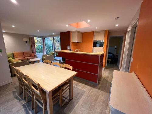 une cuisine et un salon avec une table et des chaises dans l'établissement Cottage-6p-Les Hauts de Bruyères-251, à Chaumont-sur-Tharonne