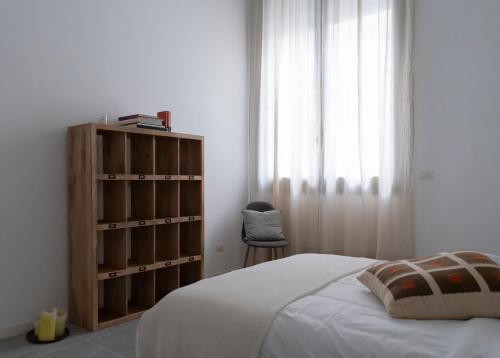 The Savonarola Residence في فلورنسا: غرفة نوم مع سرير ورف كتاب