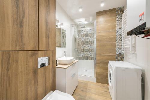 ein Bad mit einem WC, einem Waschbecken und einer Dusche in der Unterkunft DR Apartments - Seadream in Sopot