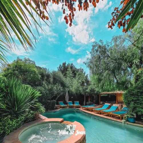- une piscine avec des chaises longues dans la cour dans l'établissement Villa St Jean SUITE Romantique, à La Ciotat