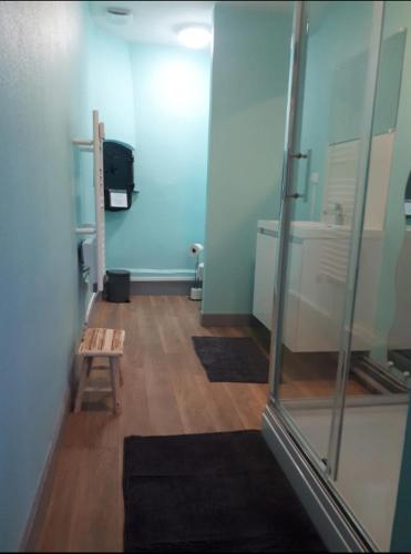 un couloir aux murs bleus et une chambre avec des tapis dans l'établissement Chez Sagaret, à Chein-Dessus