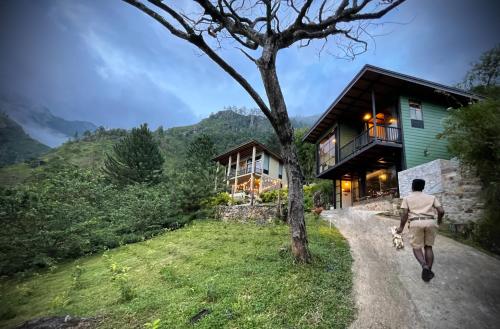 uma pessoa a andar por uma estrada de terra em direcção a uma casa em The Capoe House em Haputale