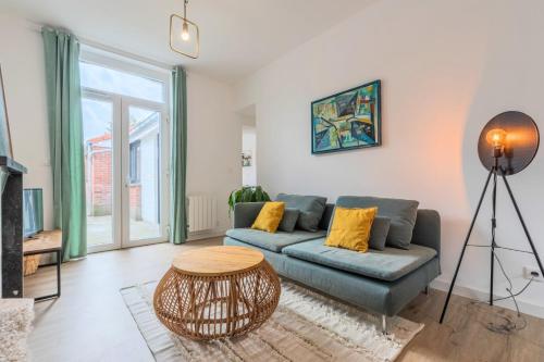 un salon avec un canapé et une table dans l'établissement 4 bedroom house with garden, à Marcq-en-Barœul