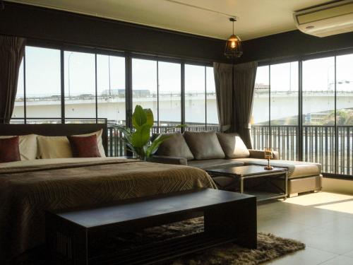 Et opholdsområde på NORN Riverside Bangkok Hotel - นอนริมน้ำ