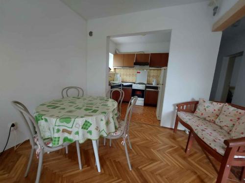 Kuchyňa alebo kuchynka v ubytovaní Apartment in Njivice/Insel Krk 33552