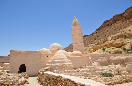 an old building in the desert with a mosque at Le petit Mimosa - City Center in Tataouine
