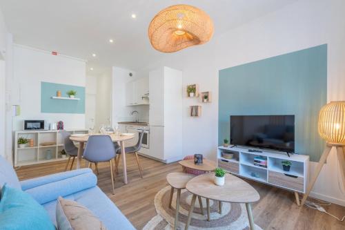 2 bedroom apartment near tram, CHR + parking