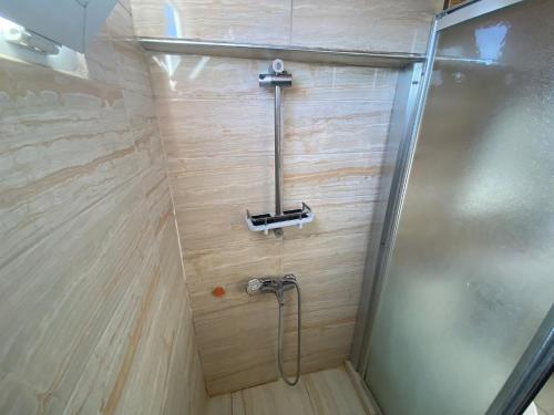uma cabina de duche com uma mangueira na casa de banho em Camel Apartment em Antalya