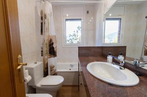 Catalunya Casas Stunning Villa with private pool 33 km to Barcelona في Senmanat: حمام مع حوض ومرحاض