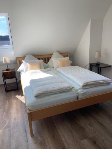 Säng eller sängar i ett rum på Neu renovierte Dachgeschosswohnung