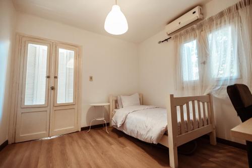 una piccola camera con letto e finestra di Sage Bloom Retreat: 3BR Oasis Apartment a Il Cairo
