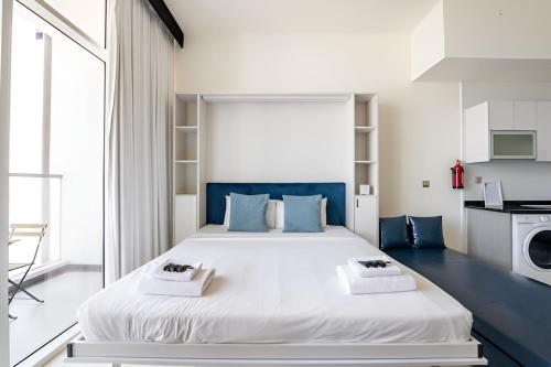 Postel nebo postele na pokoji v ubytování Business Bay, Compact, Modern Studio Dubai