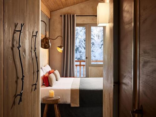 - une chambre avec un lit et une fenêtre dans l'établissement Hôtel L'Arboisie, à Megève