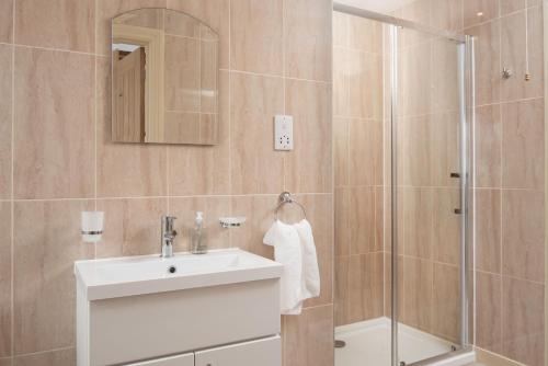 W łazience znajduje się umywalka i prysznic. w obiekcie Dryburgh Steading One w mieście Saint Boswells
