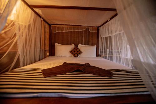 เตียงในห้องที่ INN On The Tree Eco Resort Sigiriya