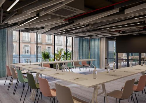فندق إكسبو برشلونة في برشلونة: قاعة اجتماعات مع طاولات وكراسي وشاشة عرض