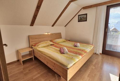 Ένα ή περισσότερα κρεβάτια σε δωμάτιο στο Apartmaji JOŠT