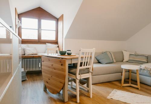 uma sala de estar com uma mesa e um sofá em FeWo Immenstadt Apartment em Immenstadt im Allgäu