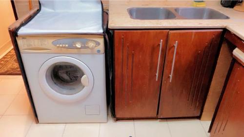 a washing machine in a kitchen with a sink at شقه فندقيه الترا سوبر لوكس بارقي مناطق اسيوط in Asyut