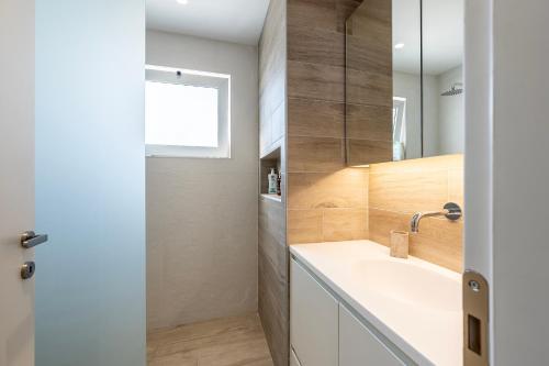 Ένα μπάνιο στο Nefeli-Beachfront -Apartment