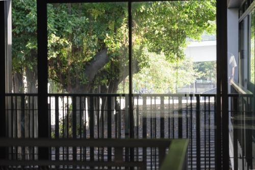 En balkon eller terrasse på NORN Riverside Bangkok Hotel - นอนริมน้ำ