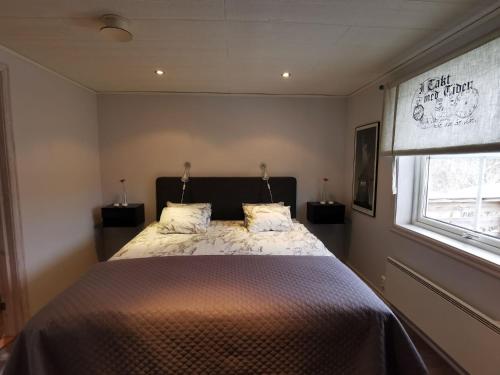 南雪平的住宿－Semesterhus med spabad & bastu，一间卧室设有一张床和一个窗口