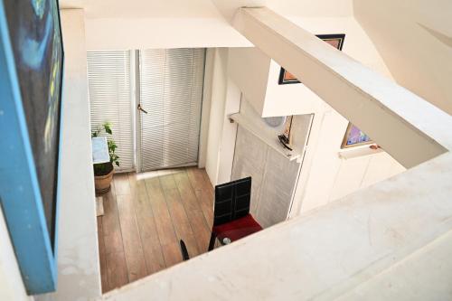 - une vue sur un escalier dans une maison dans l'établissement Art apartman, à Novi Sad